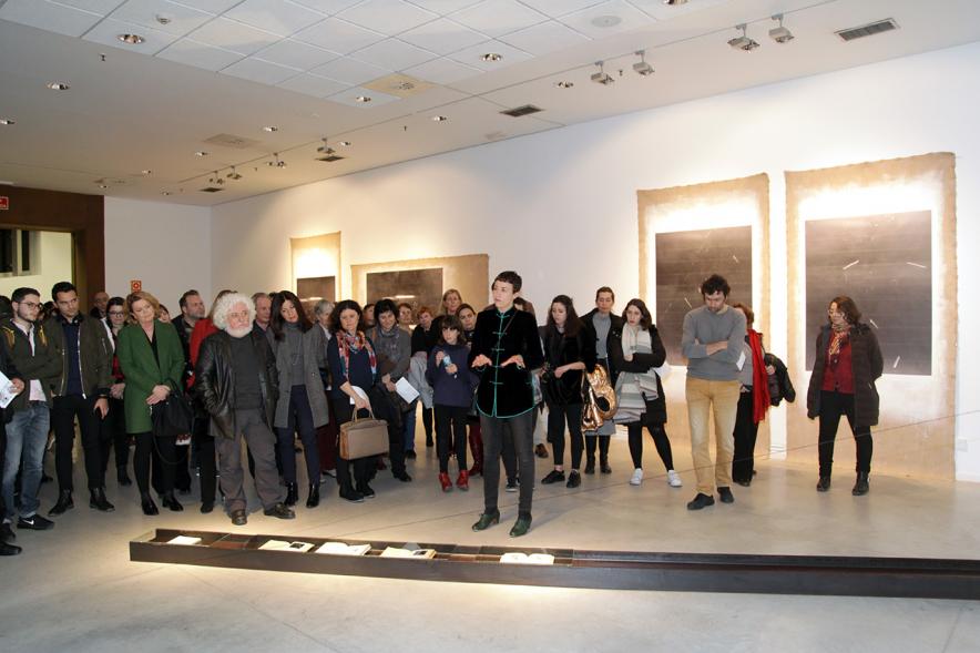 Inauguración Exposición "La Cámara de Niebla" de Linarejos Moreno - La artista comenta las obras al publico.