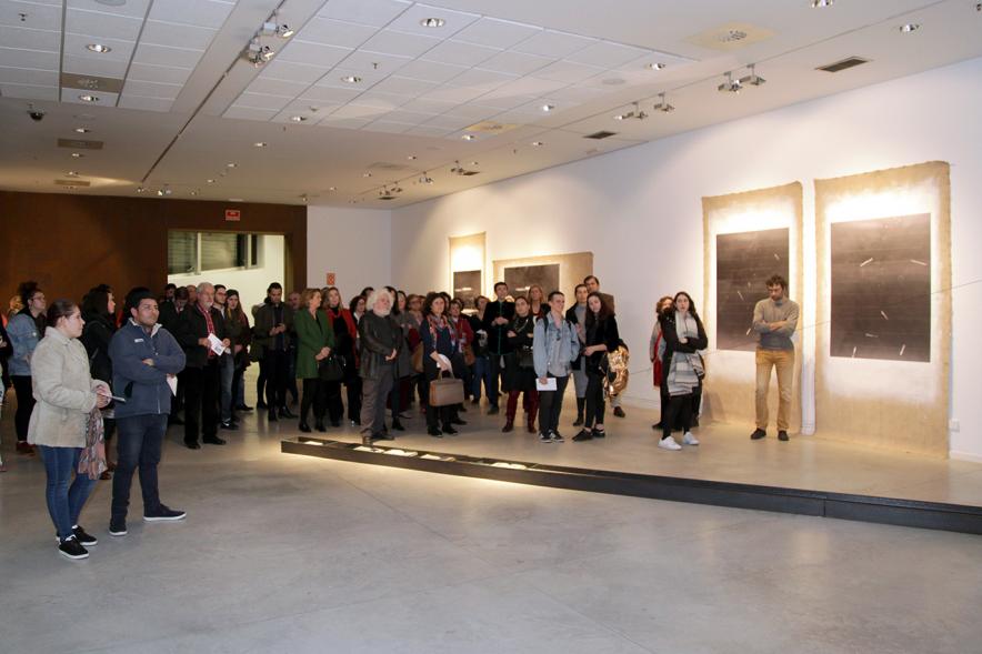 Inauguración Exposición "La Cámara de Niebla" de Linarejos Moreno - La artista comenta las obras al publico.