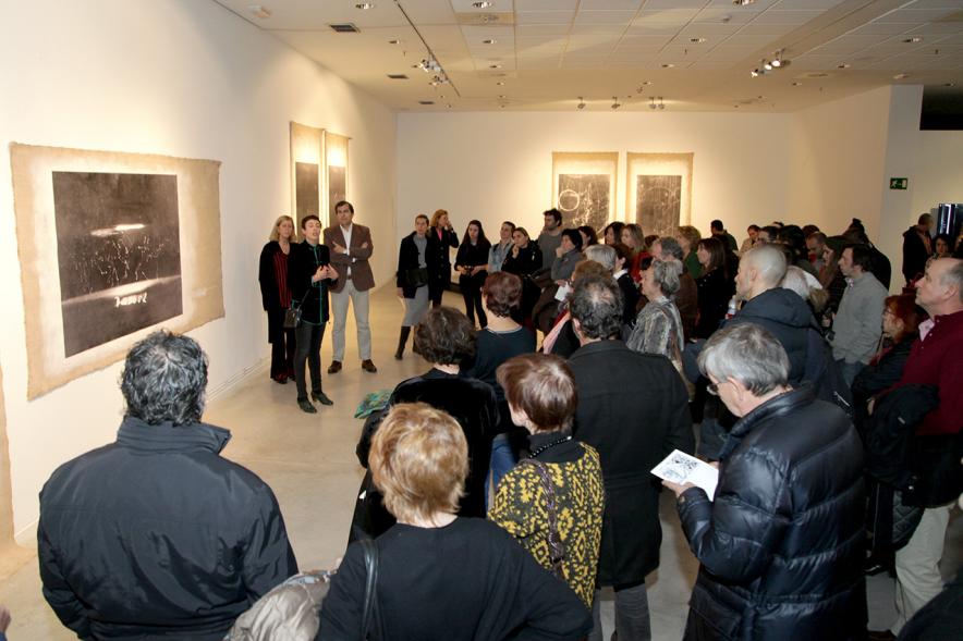 Inauguración Exposición "La Cámara de Niebla" de Linarejos Moreno - La artista comenta las obras al publico.