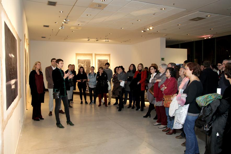Inauguración Exposición "La Cámara de Niebla" de Linarejos Moreno - La artista comenta las obras al publico.