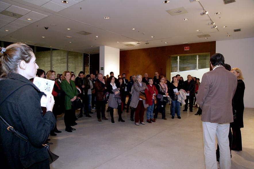 Inauguración Exposición "La Cámara de Niebla" de Linarejos Moreno - La artista comenta las obras al publico.