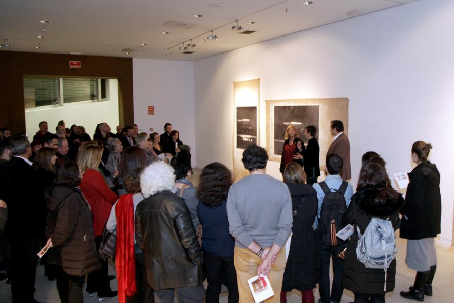 Inauguración Exposición "La Cámara de Niebla" de Linarejos Moreno - La artista comenta las obras al publico y a las autoridades.