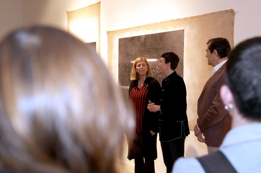Inauguración Exposición "La Cámara de Niebla" de Linarejos Moreno -  La artista junto a los concejales comenta su obra.