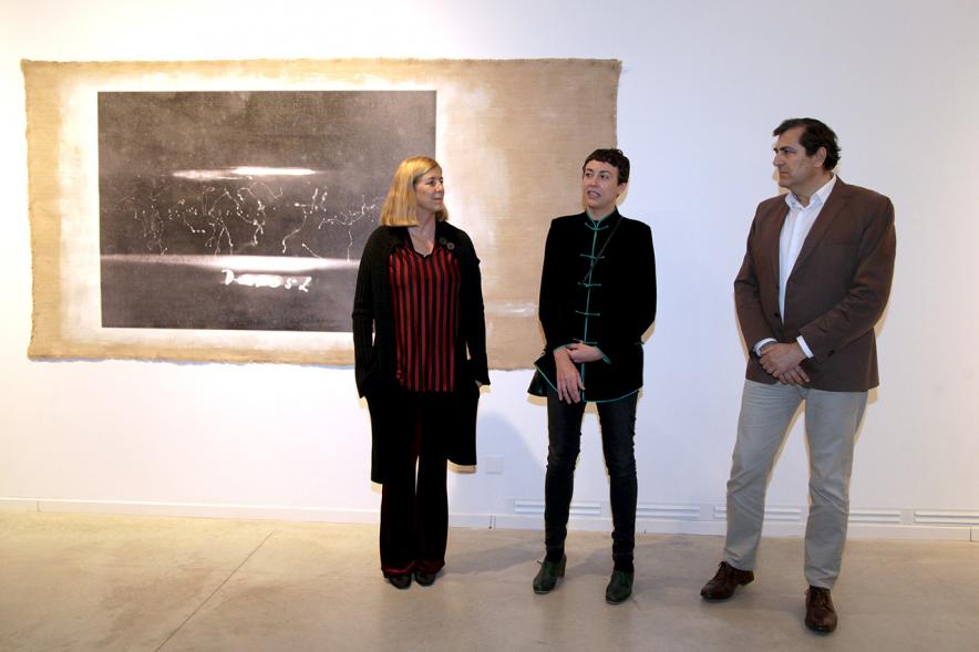 Inauguración Exposición "La Cámara de Niebla" de Linarejos Moreno - La artista junto a los concejales.
