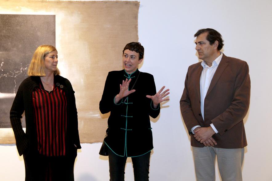 Inauguración Exposición "La Cámara de Niebla" de Linarejos Moreno -  La artista junto a los concejales.