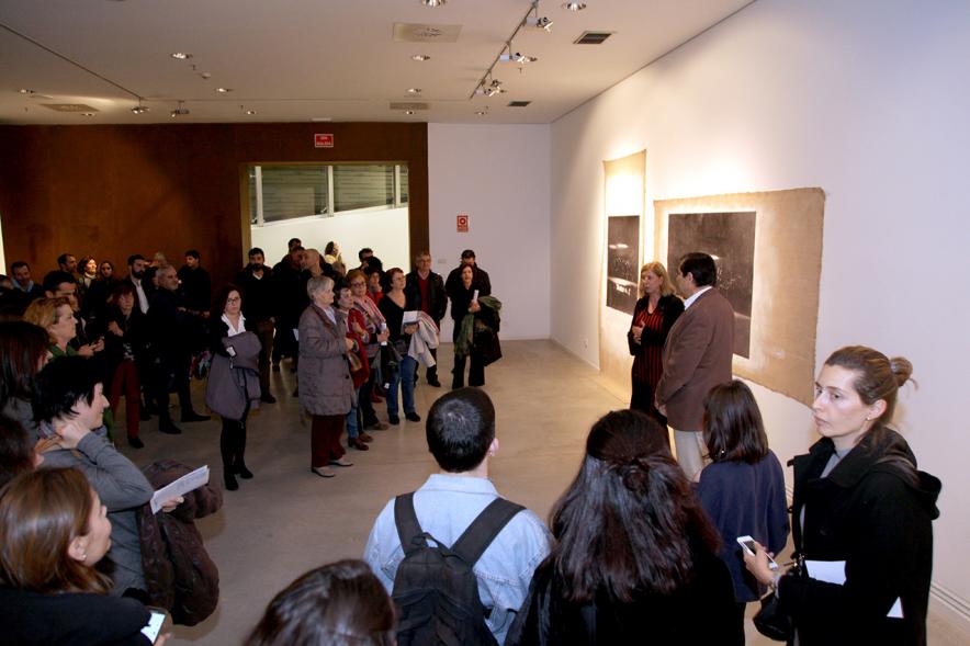 Inauguración Exposición "La Cámara de Niebla" de Linarejos Moreno - La artista con los concejales en la exposición.