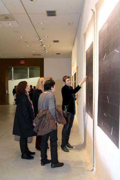 Inauguración Exposición "La Cámara de Niebla" de Linarejos Moreno -  La artista comenta sus obras.