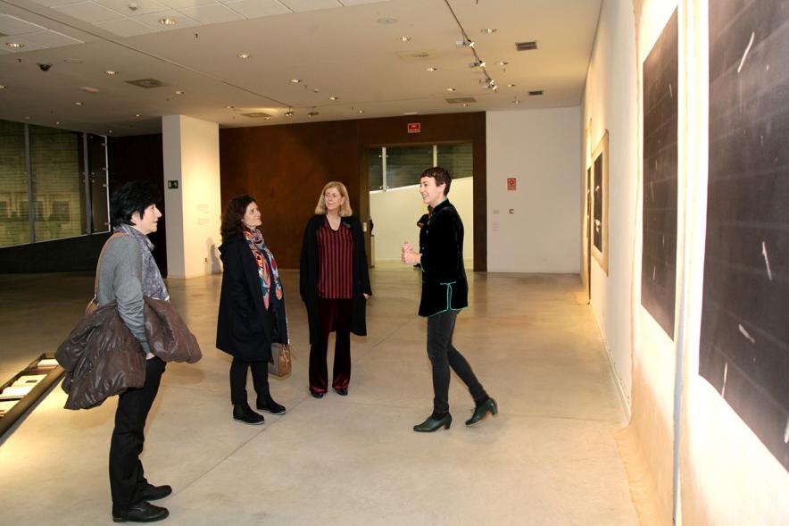 Inauguración Exposición "La Cámara de Niebla" de Linarejos Moreno - La artista comenta la obra.