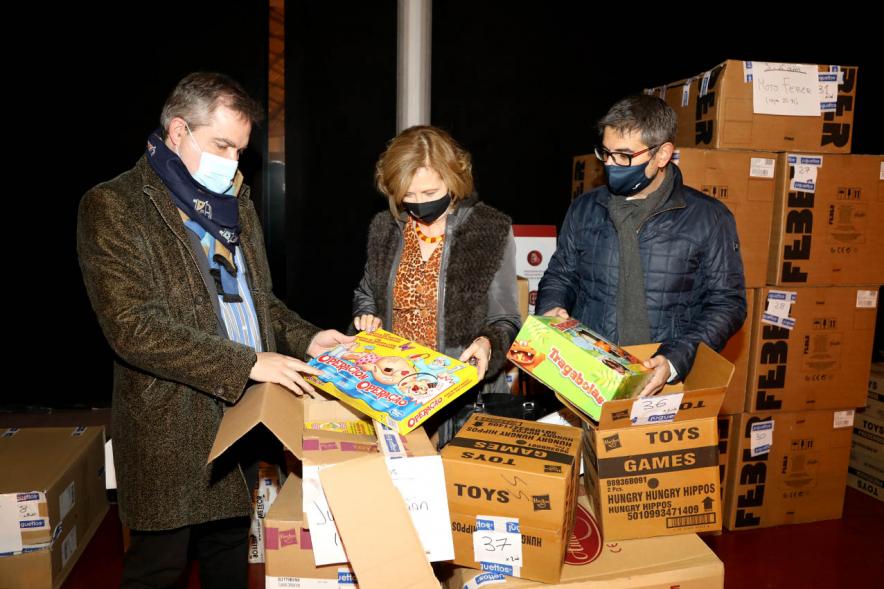 Delegación municipal con cajas de juguetes