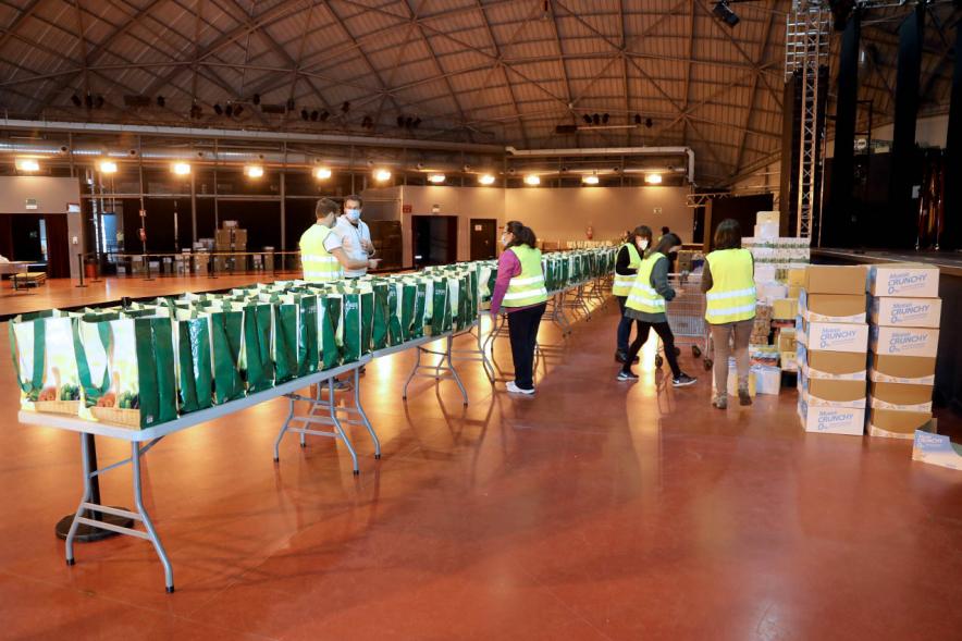 Vista general de la sala con las bolsas preparadas