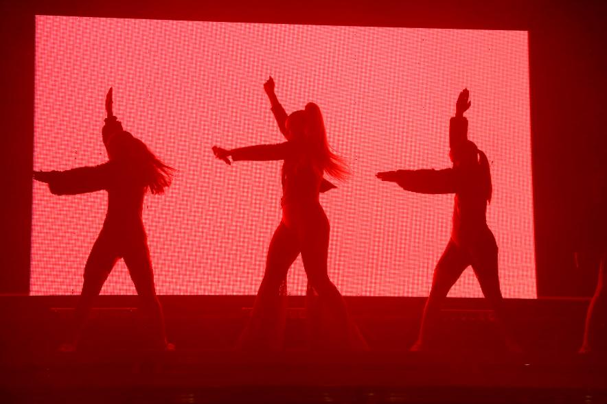 Coreografía frente a panel de luz roja