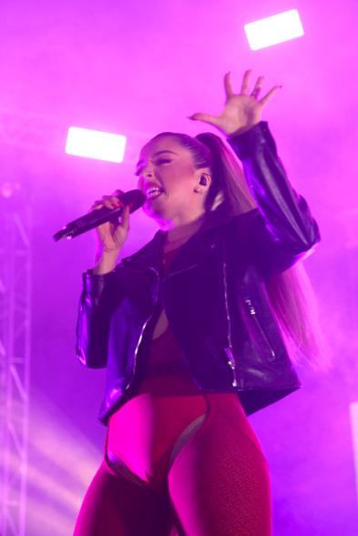 Cantante dándolo todo