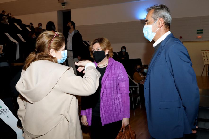 Entrega de Lonas Expo #PHEdesdemibalcon PHotoESPAÑA - Imagen de la concejala de cultura Rosario Tamayo charlando con un grupo de personas.