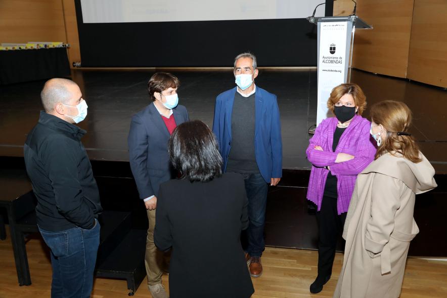 Entrega de Lonas Expo #PHEdesdemibalcon PHotoESPAÑA - Imagen de la concejala de cultura Rosario Tamayo charlando con un grupo de personas.