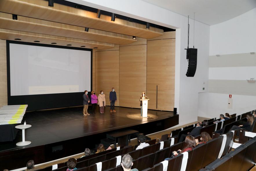 Entrega de Lonas Expo #PHEdesdemibalcon PHotoESPAÑA - Imagen lejana del escenario donde podemos ver a unas personas.
