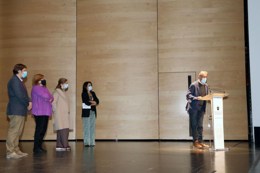 Entrega de Lonas Expo #PHEdesdemibalcon PHotoESPAÑA - Imagen de personas en el escenario y una de ellas dirigiéndose al público presente.