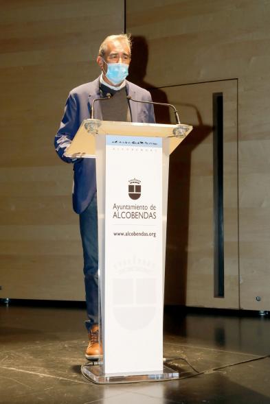 Entrega de Lonas Expo #PHEdesdemibalcon PHotoESPAÑA - Imagen de un hombre dirigiéndose al público presente. 