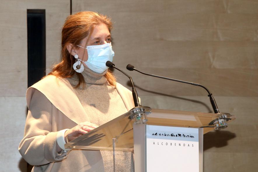 Entrega de Lonas Expo #PHEdesdemibalcon PHotoESPAÑA - Imagen de una mujer dirigiéndose al público presente. 