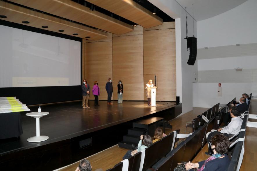 Entrega de Lonas Expo #PHEdesdemibalcon PHotoESPAÑA - Imagen lejana del escenario donde podemos ver a unas personas.