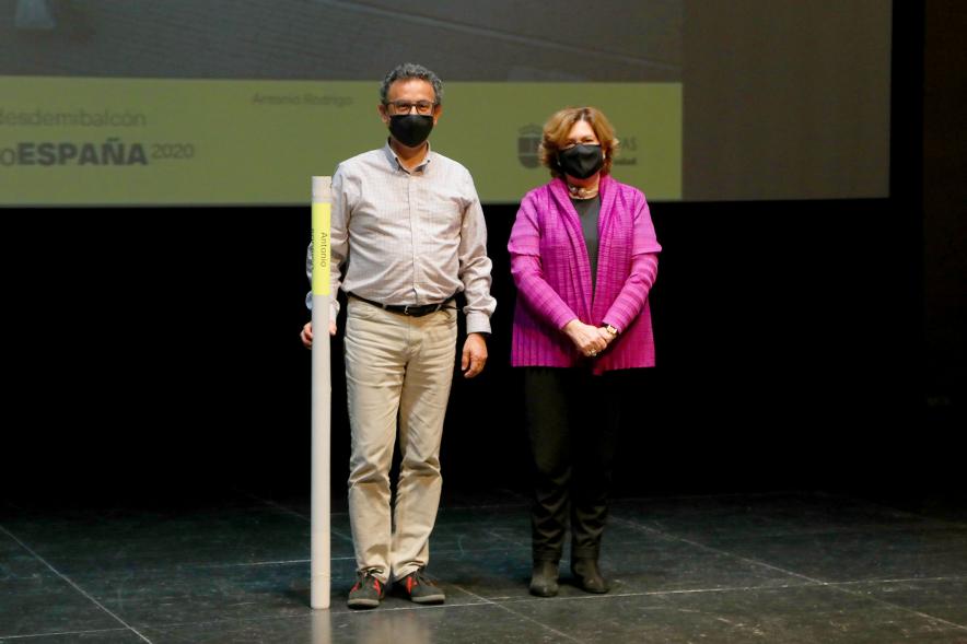 Entrega de Lonas Expo #PHEdesdemibalcon PHotoESPAÑA -Imagen de la concejala de cultura Rosario Tamayo junto a otra persona después de haber entregado la lona en el escenario.