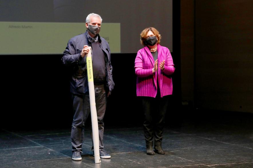 Entrega de Lonas Expo #PHEdesdemibalcon PHotoESPAÑA - Imagen de la concejala de cultura Rosario Tamayo junto a otra persona después de haber entregado la lona en el escenario.