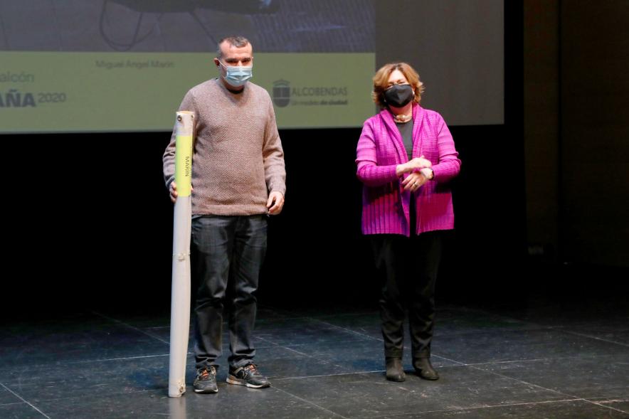 Entrega de Lonas Expo #PHEdesdemibalcon PHotoESPAÑA - Imagen de la concejala de cultura Rosario Tamayo junto a una persona después de haber entregado la lona en el escenario.
