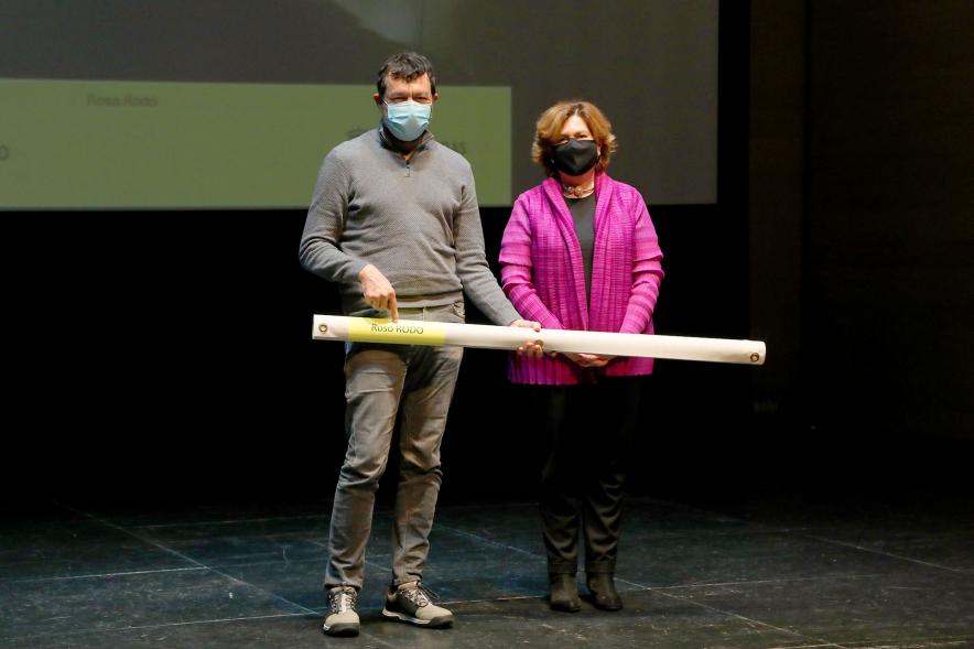 Entrega de Lonas Expo #PHEdesdemibalcon PHotoESPAÑA - Imagen de la concejala de cultura Rosario Tamayo junto a una persona después de haber entregado la lona en el escenario.