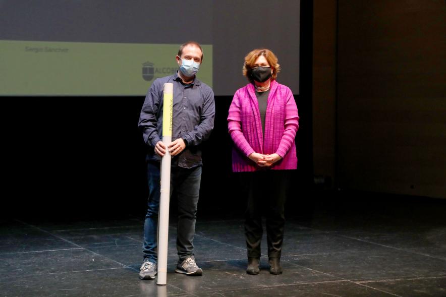 Entrega de Lonas Expo #PHEdesdemibalcon PHotoESPAÑA - Imagen de la concejala de cultura Rosario Tamayo junto a una persona después de haber entregado la lona en el escenario.