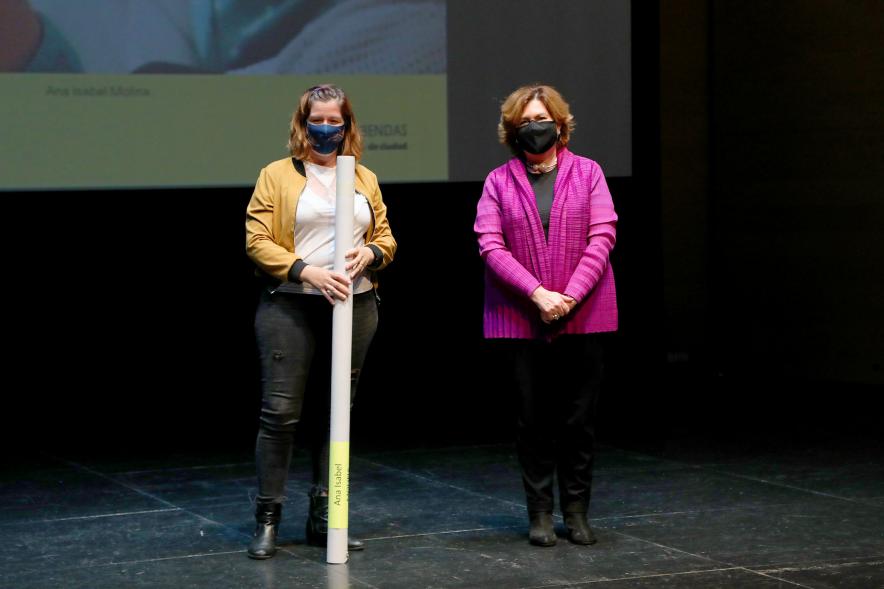 Entrega de Lonas Expo #PHEdesdemibalcon PHotoESPAÑA - Imagen de la concejala de cultura Rosario Tamayo junto a una persona después de haber entregado la lona en el escenario.