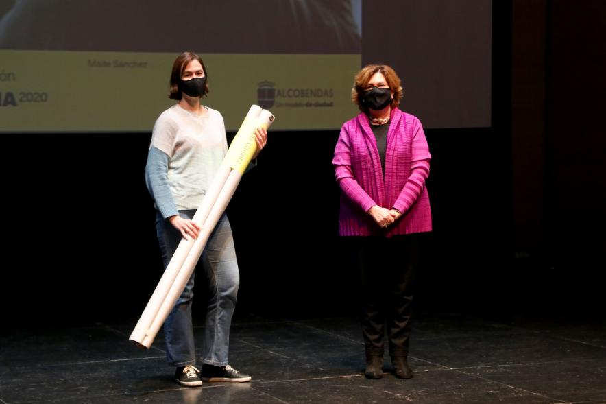 Entrega de Lonas Expo #PHEdesdemibalcon PHotoESPAÑA - Imagen de la concejala de cultura Rosario Tamayo junto a una persona después de haber entregado la lona en el escenario.