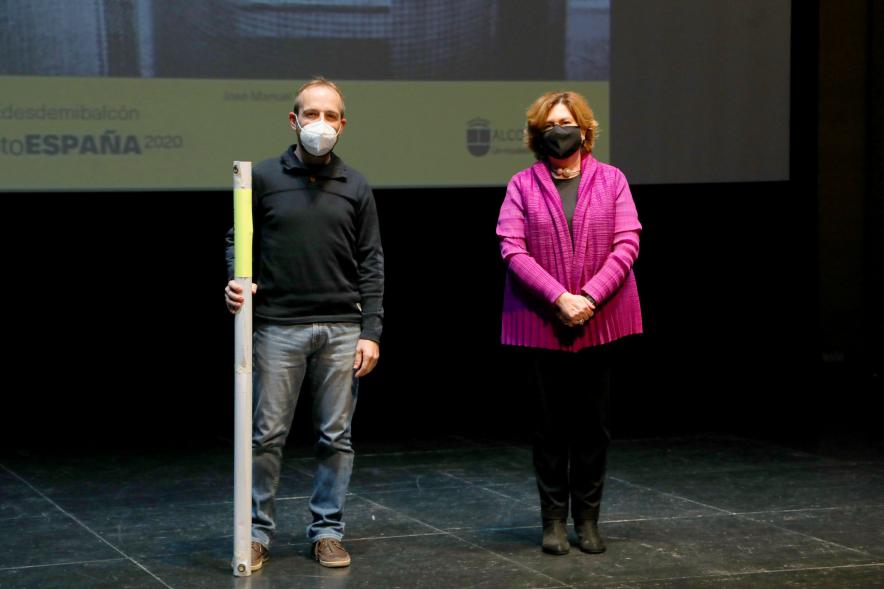 Entrega de Lonas Expo #PHEdesdemibalcon PHotoESPAÑA - Imagen de la concejala de cultura Rosario Tamayo junto a una persona después de haber entregado la lona en el escenario.