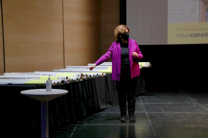 Entrega de Lonas Expo #PHEdesdemibalcon PHotoESPAÑA - Imagen de la concejala de cultura Rosario Tamayo posando junto a las lonas que más tarde entregará.