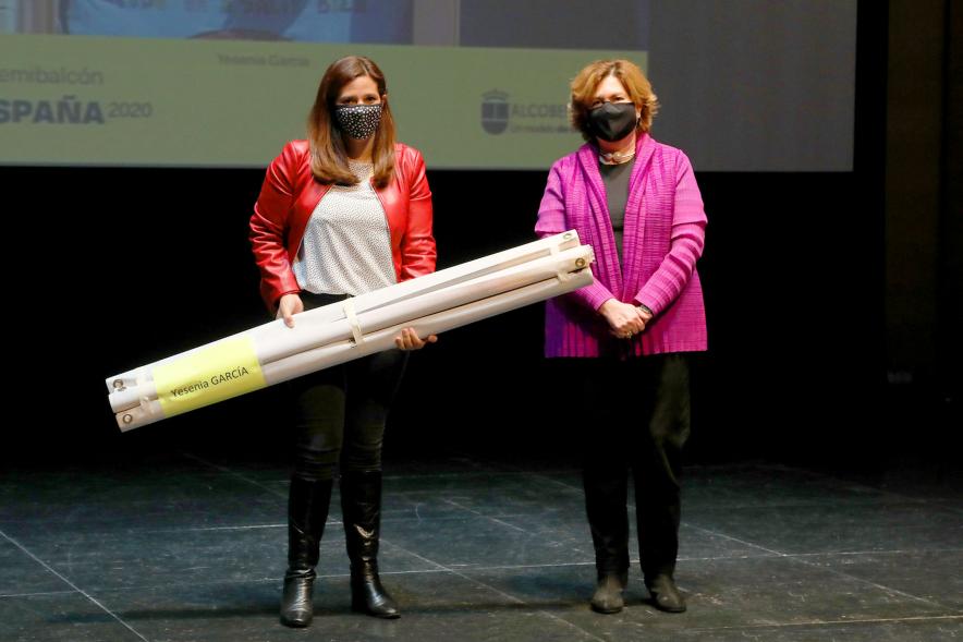 Entrega de Lonas Expo #PHEdesdemibalcon PHotoESPAÑA - Imagen de la concejala de cultura Rosario Tamayo junto a una persona después de haber entregado la lona en el escenario.