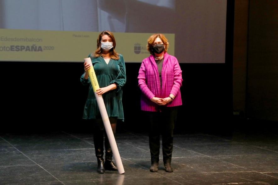 Entrega de Lonas Expo #PHEdesdemibalcon PHotoESPAÑA - Imagen de la concejala de cultura Rosario Tamayo junto a una persona después de haber entregado la lona en el escenario.