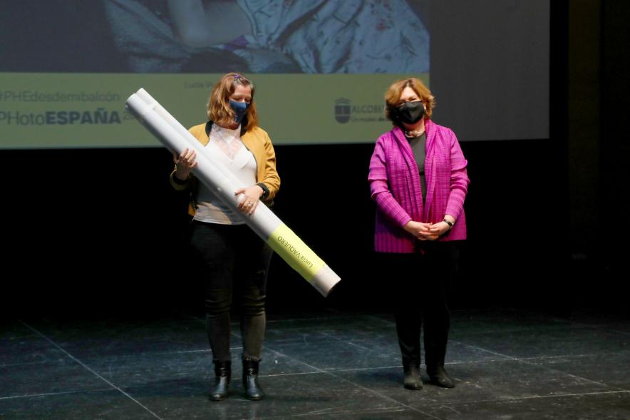 Entrega de Lonas Expo #PHEdesdemibalcon PHotoESPAÑA - Imagen de la concejala de cultura Rosario Tamayo junto a una persona después de haber entregado la lona en el escenario.