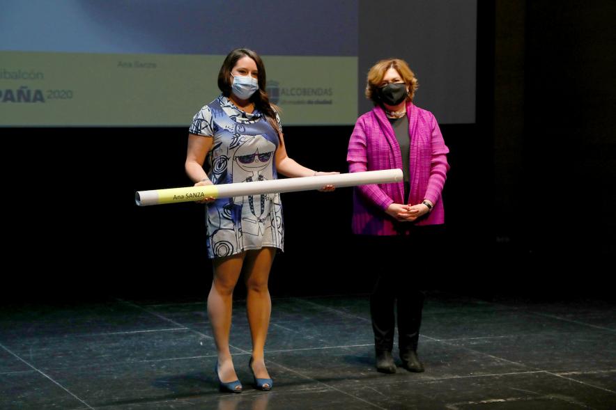Entrega de Lonas Expo #PHEdesdemibalcon PHotoESPAÑA - Imagen de la concejala de cultura Rosario Tamayo junto a una persona después de haber entregado la lona en el escenario.