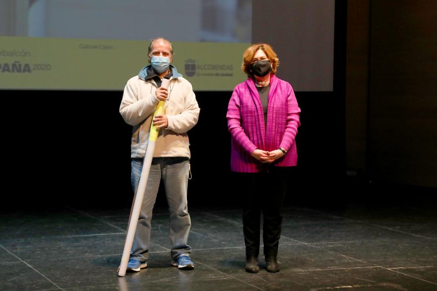 Entrega de Lonas Expo #PHEdesdemibalcon PHotoESPAÑA - Imagen de la concejala de cultura Rosario Tamayo junto a una persona después de haber entregado la lona en el escenario.