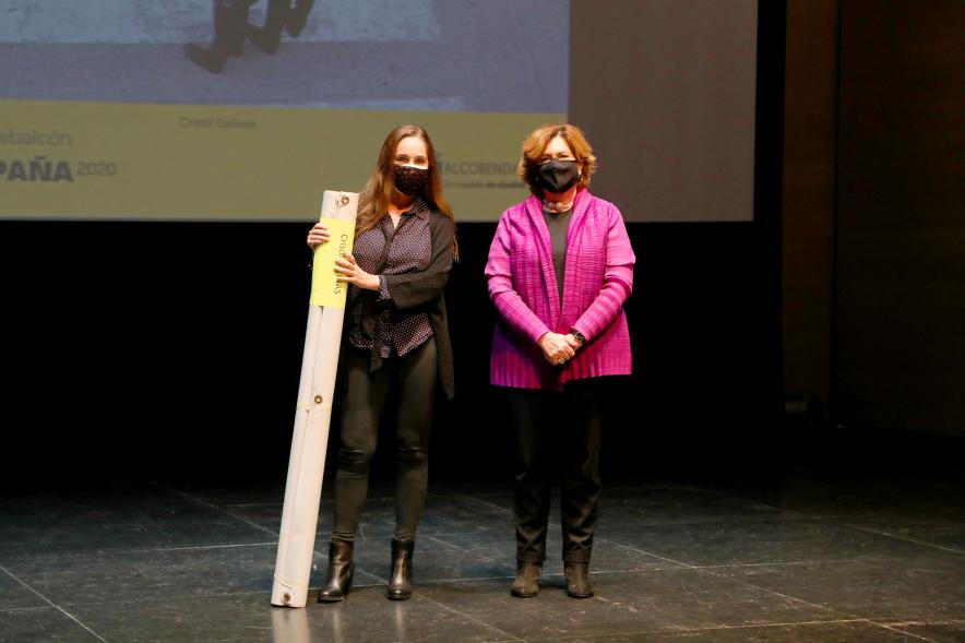 Entrega de Lonas Expo #PHEdesdemibalcon PHotoESPAÑA - Imagen de la concejala de cultura Rosario Tamayo junto a una persona después de haber entregado la lona en el escenario.
