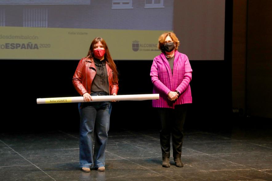 Entrega de Lonas Expo #PHEdesdemibalcon PHotoESPAÑA - Imagen de la concejala de cultura Rosario Tamayo junto a una persona después de haber entregado la lona en el escenario.