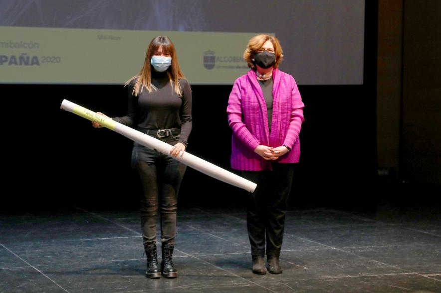 Entrega de Lonas Expo #PHEdesdemibalcon PHotoESPAÑA - Imagen de la concejala de cultura Rosario Tamayo junto a una persona después de haber entregado la lona en el escenario.