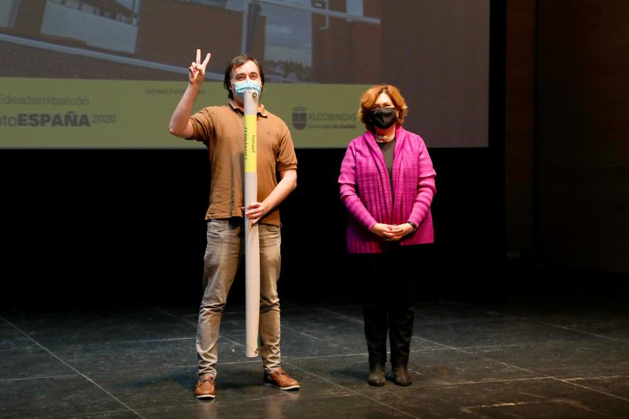 Entrega de Lonas Expo #PHEdesdemibalcon PHotoESPAÑA - Imagen de la concejala de cultura Rosario Tamayo junto a una persona después de haber entregado la lona en el escenario.