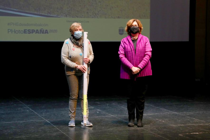 Entrega de Lonas Expo #PHEdesdemibalcon PHotoESPAÑA - Imagen de la concejala de cultura Rosario Tamayo junto a una persona después de haber entregado la lona en el escenario.