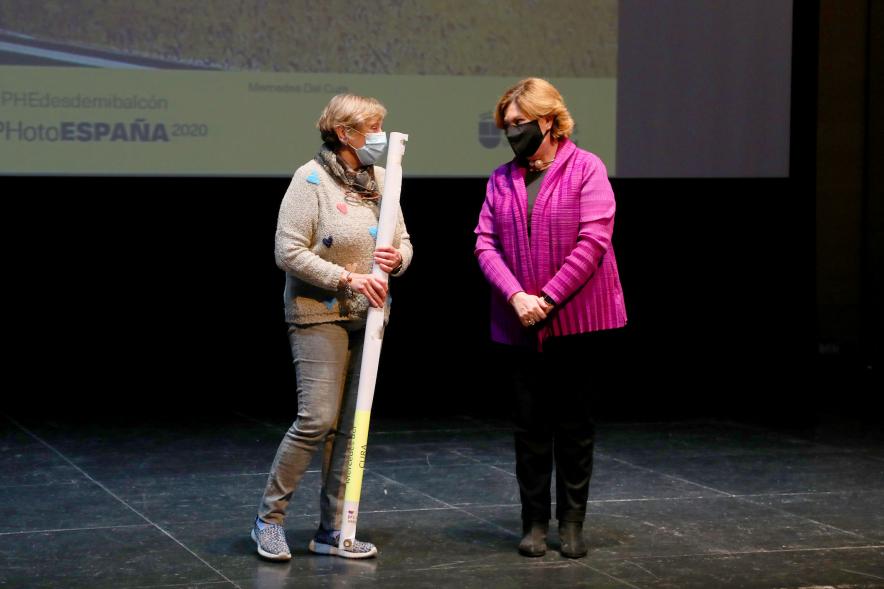 Entrega de Lonas Expo #PHEdesdemibalcon PHotoESPAÑA - Imagen de la concejala de cultura Rosario Tamayo junto a una persona después de haber entregado la lona en el escenario.