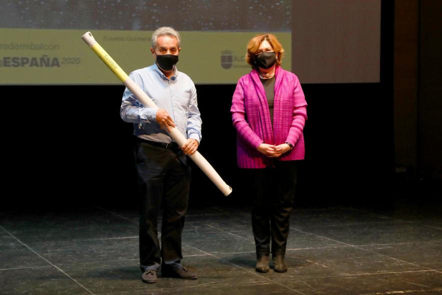 Entrega de Lonas Expo #PHEdesdemibalcon PHotoESPAÑA - Imagen de la concejala de cultura Rosario Tamayo junto a una persona después de haber entregado la lona en el escenario.