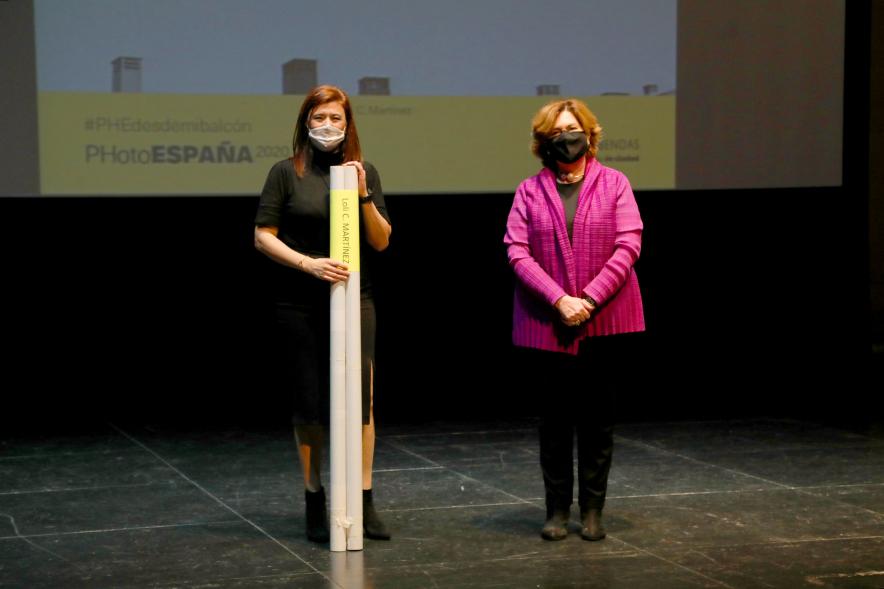 Entrega de Lonas Expo #PHEdesdemibalcon PHotoESPAÑA - Imagen de la concejala de cultura Rosario Tamayo junto a una persona después de haber entregado la lona en el escenario.