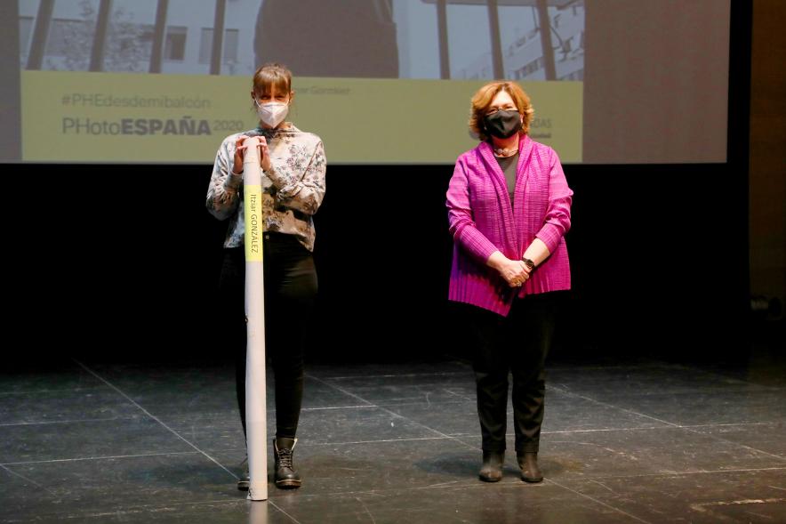 Entrega de Lonas Expo #PHEdesdemibalcon PHotoESPAÑA - Imagen de la concejala de cultura Rosario Tamayo junto a una persona después de haber entregado la lona en el escenario.