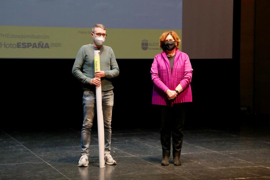 Entrega de Lonas Expo #PHEdesdemibalcon PHotoESPAÑA - Imagen de la concejala de cultura Rosario Tamayo junto a una persona después de haber entregado la lona en el escenario.
