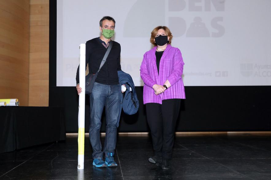 Entrega de Lonas Expo #PHEdesdemibalcon PHotoESPAÑA -  Imagen de la concejala de cultura Rosario Tamayo junto a una persona después de haber entregado la lona en el escenario.