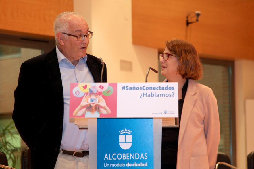 Vº Aniversario Grupo de Trabajo de las Redes Sociales Los Elegidos - Dos ponentes en el atril.