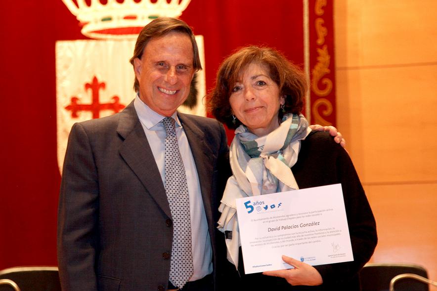 Vº Aniversario Grupo de Trabajo de las Redes Sociales Los Elegidos - Una integrantes con el alcalde.